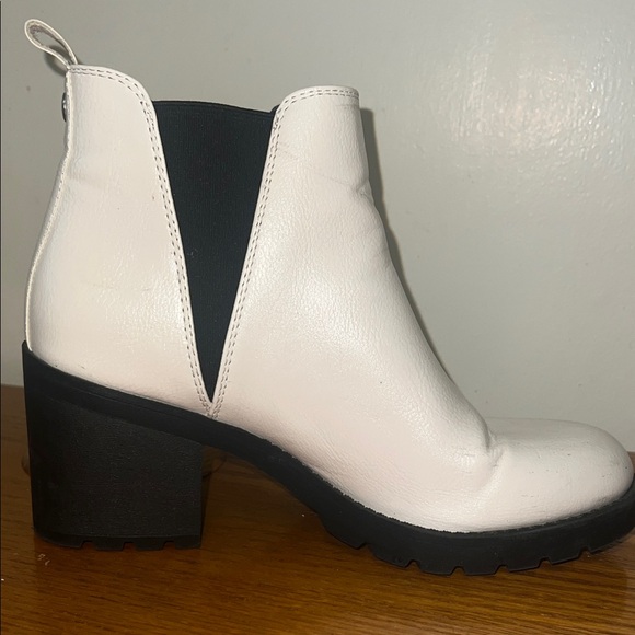 Women's White Ankle Boots size 6.5 - Picture 3 of 7